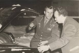 Юрий Гагарин во время одного из визитов в Гжатск.