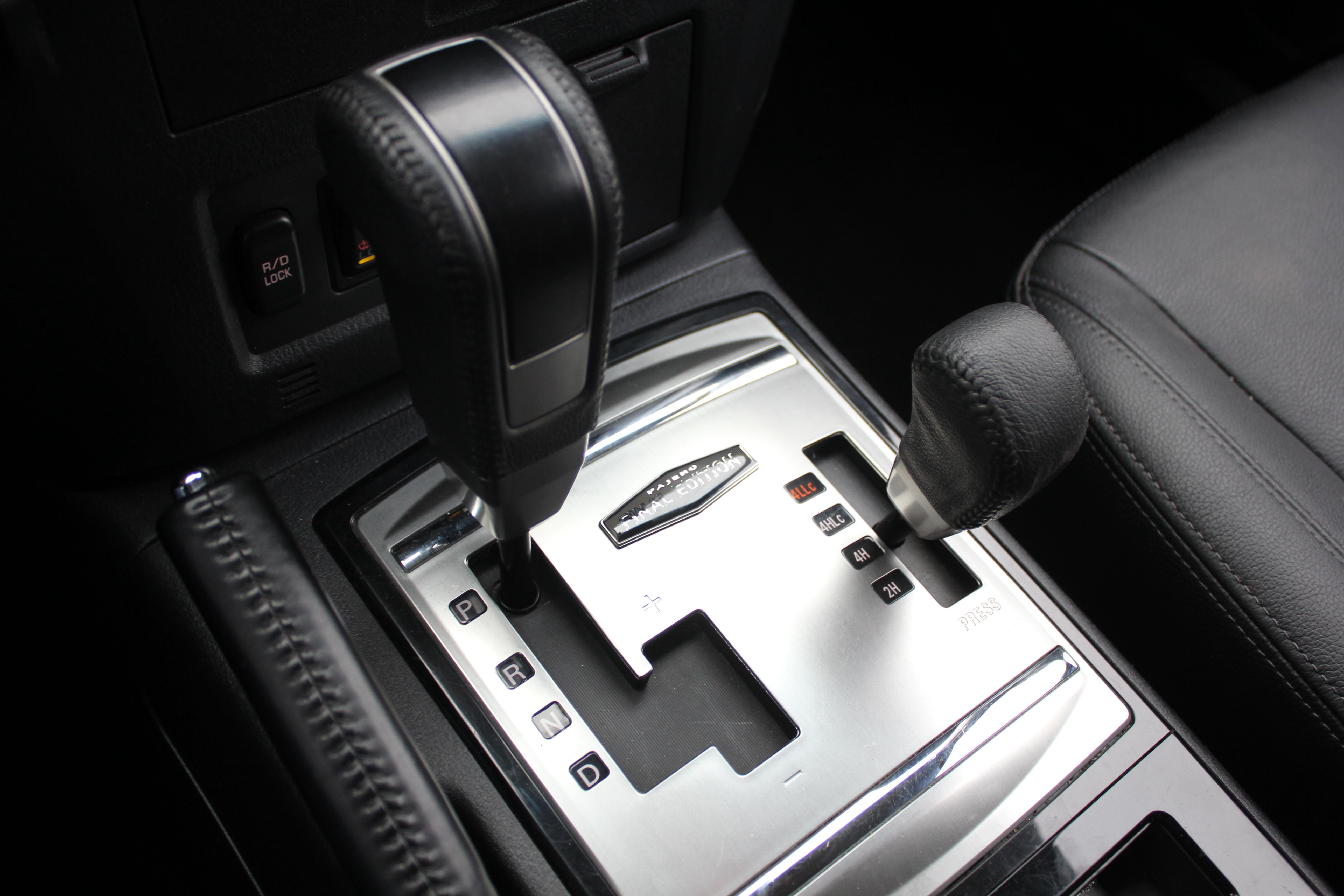 Рычаг раздатки паджеро 1. Супер селект на паджеро спорт 1. Pajero 4 super select. Super select 2 pajero 3. Перетяжка чехла акпп toyota.