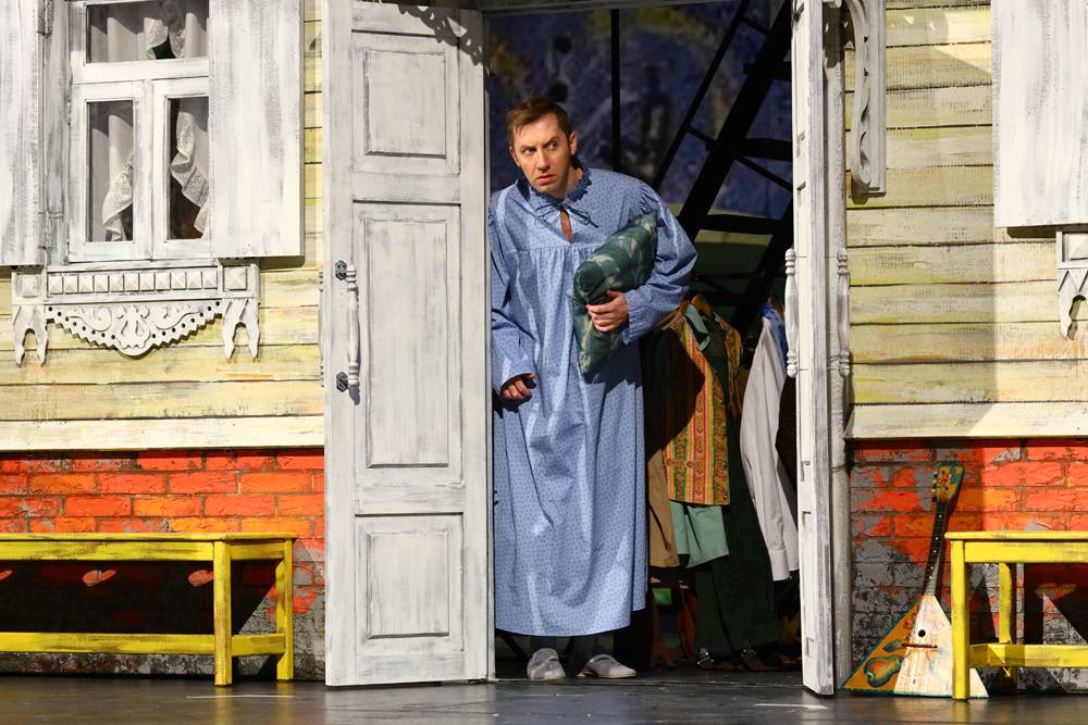 Малый театр женитьба бальзаминова 2022. Афиши москвы июль 2022 балет. Театр апрель москва. Театр апрель лодейное. Спектакль апрель 45 фантазеры.