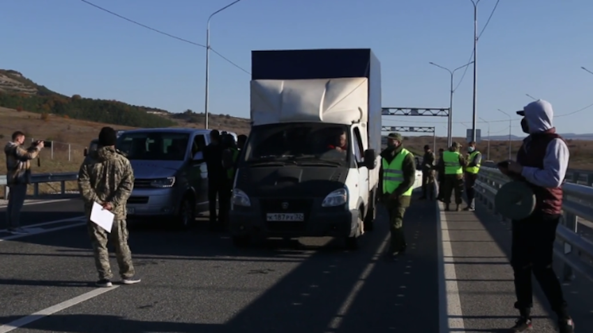 блокпост под мостом. кадыровцы в москве. ахмат сила пленные хохлы. алматы карантин. блокпосты в москве 2022 год.