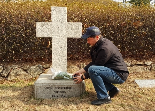 Сеул. Кладбище Янхваджин. У могилы Сергея Виссарионовича Чиркина. / из архива Александра Масальцева