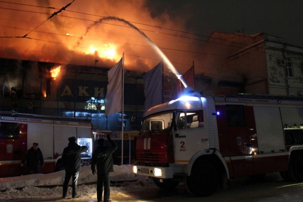 Горит торговый центр. Тц адмирал казань. Пожар в тц адмирал. Тушение пожаров в складских зданиях. Пожар в атолле орел.