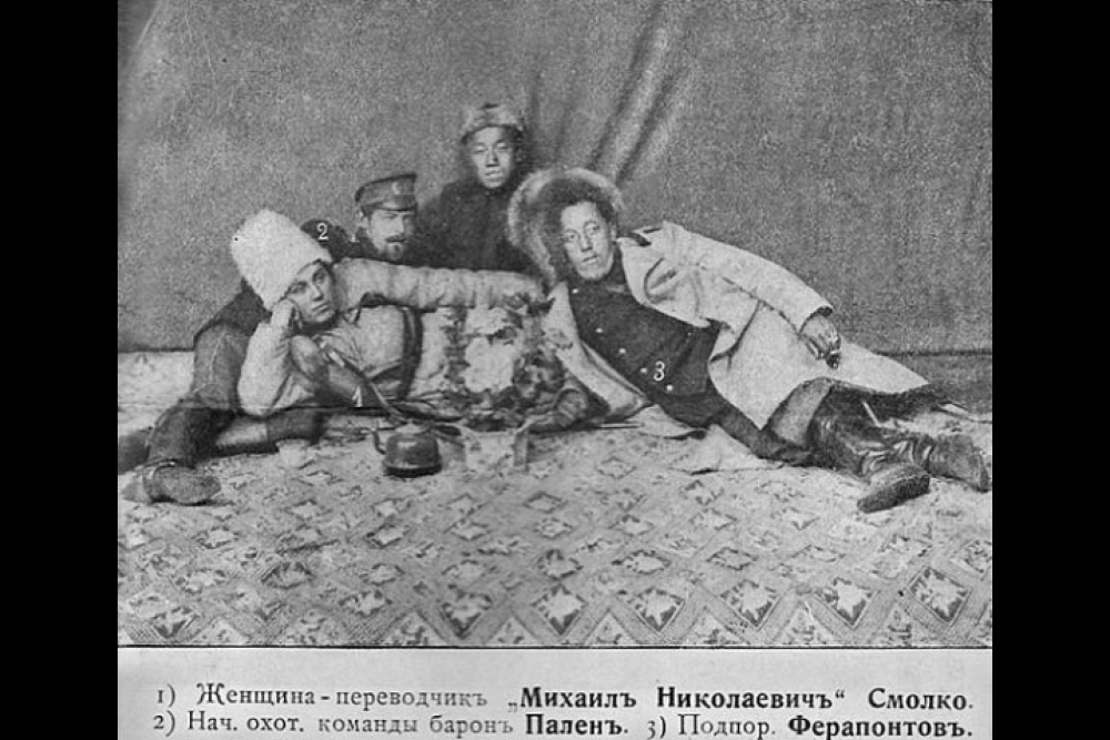 "Михаил Николаевич" Смолко (слева в папахе) с однополчанами.