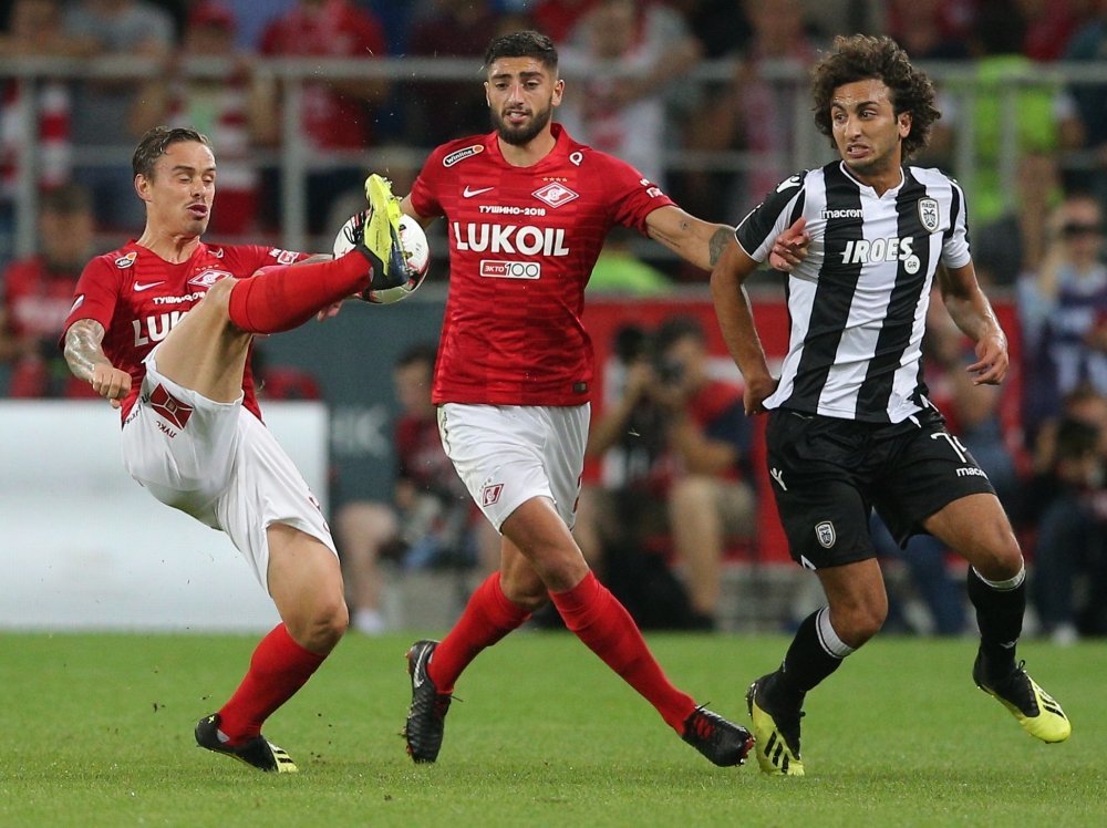 Андрей Ещенко (слева) в матче против клуба ПАОК. / Михаил Синицин/РГ