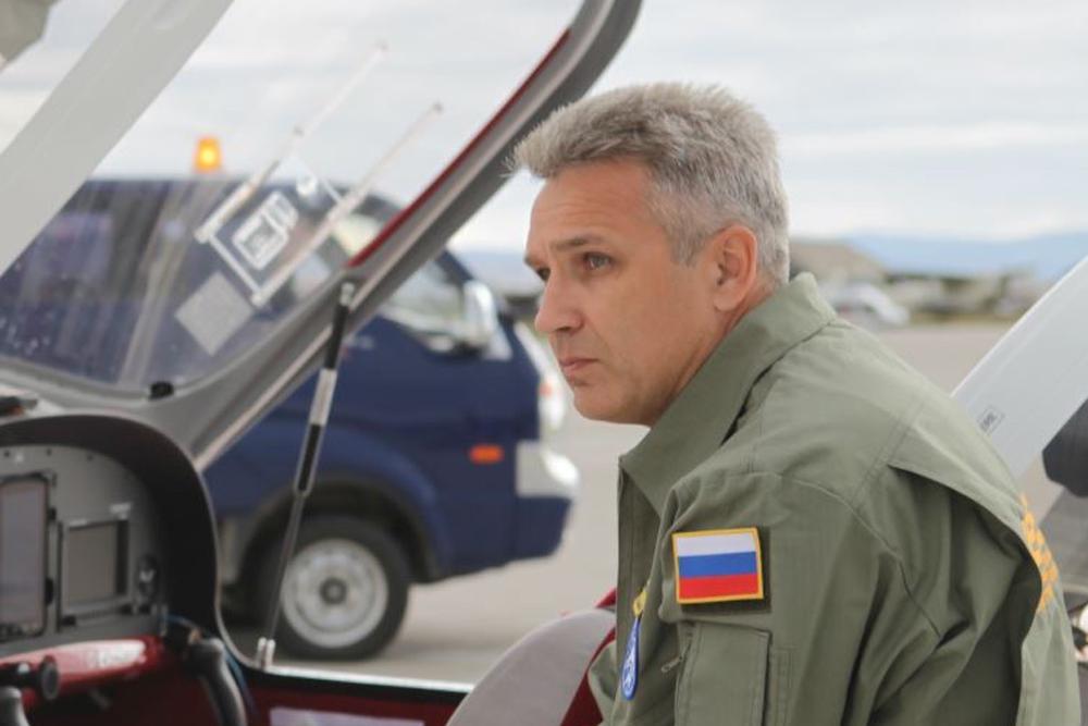 Летчик новосибирск. Самолет барсук. Летчик новосибирск. Пилотажная группа барсы сургут. Летчик новосибирск.