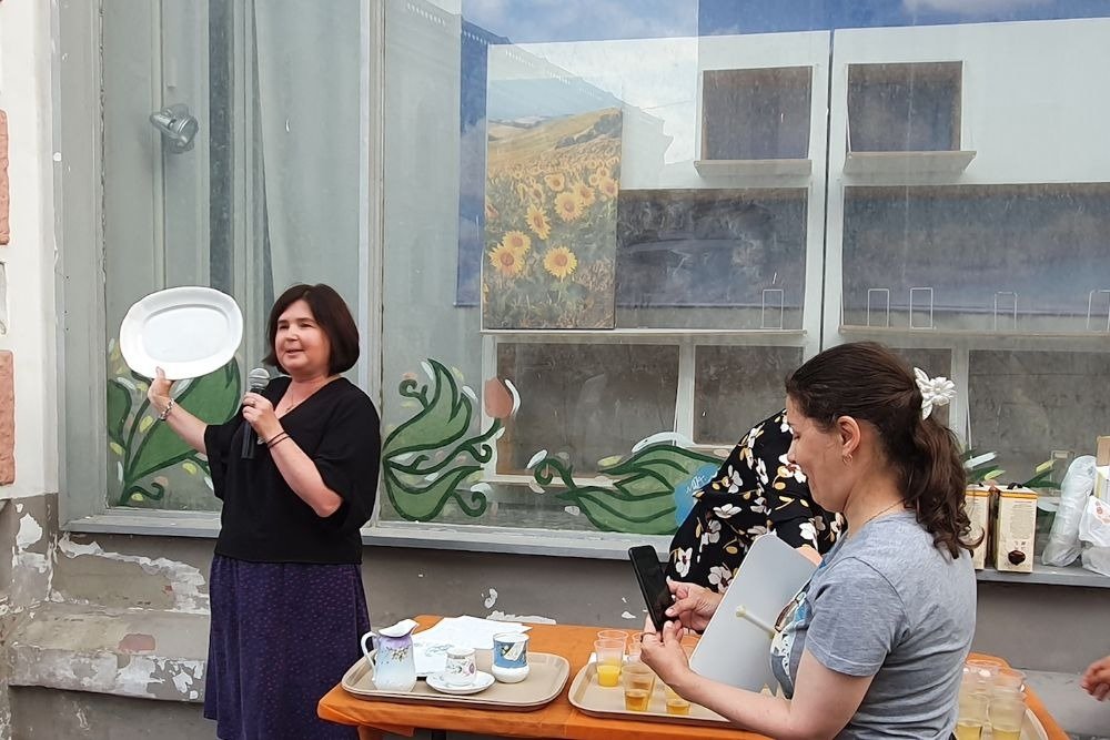 Экскурсовод Марина Сурвилло с кузнецовским фарфором. / Артем Локалов