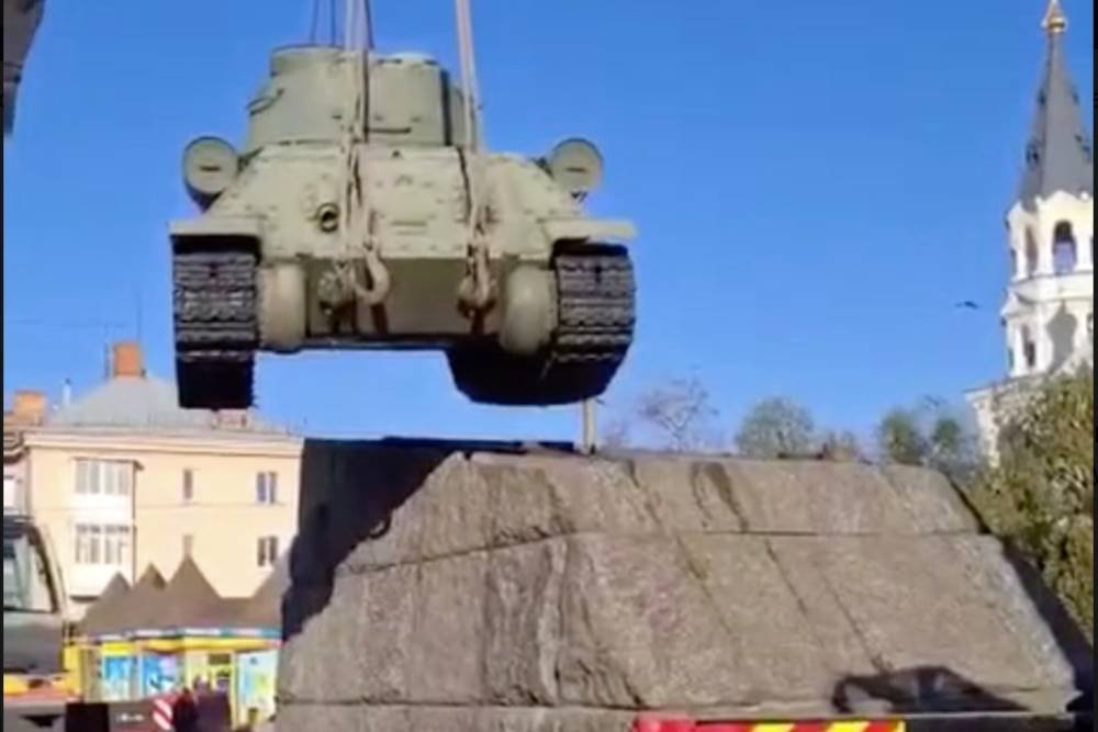 Власти Житомира для "дерусификации" снесли памятник советскому танку на площади Победы. Название площади пока осталось прежним. / telegram/ @rt_russian