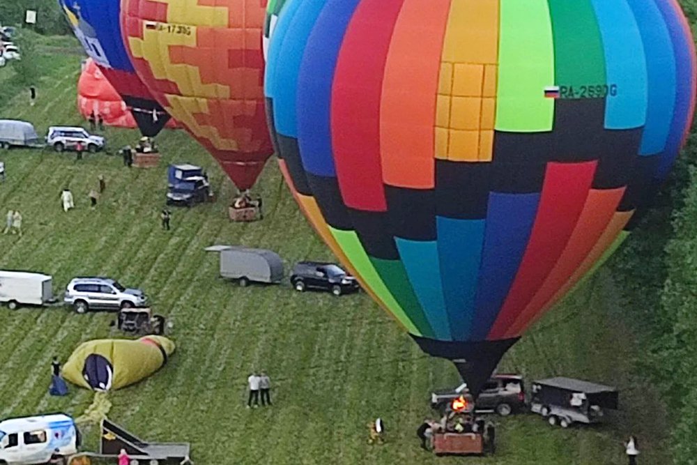 Считается, что человек, который садится в корзину и летит на аэростате, уже перешагивает через свои страхи и опасения. И возвращается на землю совершенно другим. Считается, что человек, который садится в корзину и летит на аэростате, уже перешагивает через свои страхи и опасения. И возвращается на землю совершенно другим.