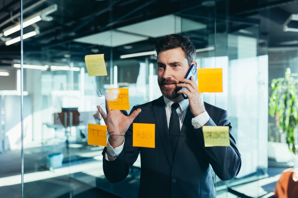 Общение людей. Мужчина в офисе. Стресс в офисе. Работа решена во время. Скука на совещании.