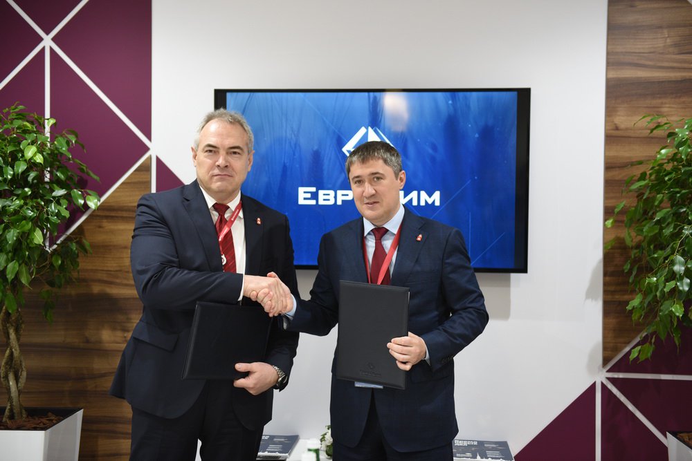 Игорь Нечаев (слева) и Дмитрий Махонин закрепили подписанное соглашение крепким рукопожатием.