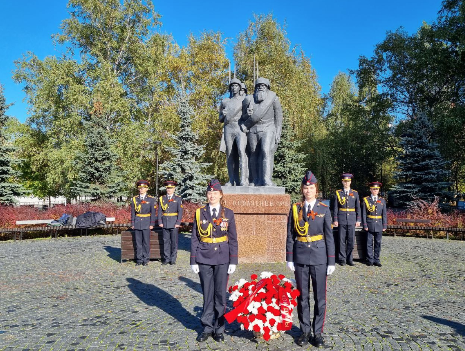 Возложение цветов к памятнику ополченцам на улице Народного Ополчения.