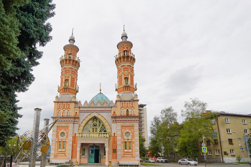 По бокам от главного входа мечети возвышаются две башни минаретов, а центр строения венчает небесно- голубой купол. По бокам от главного входа мечети возвышаются две башни минаретов, а центр строения венчает небесно- голубой купол.