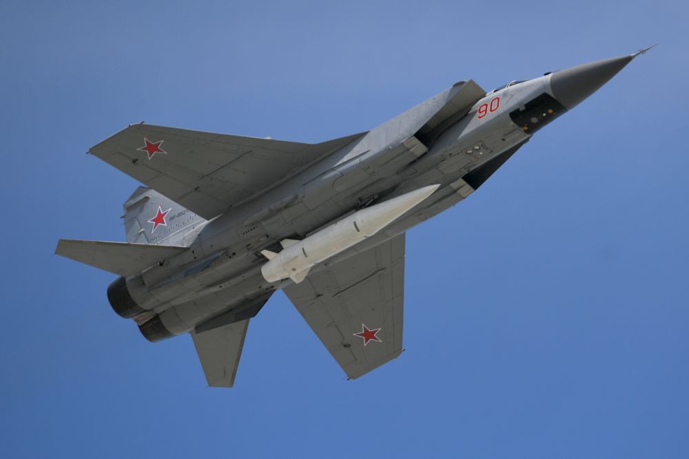 Носитель ракет "Кинжал" переброшен в Беларусь - Российская газета