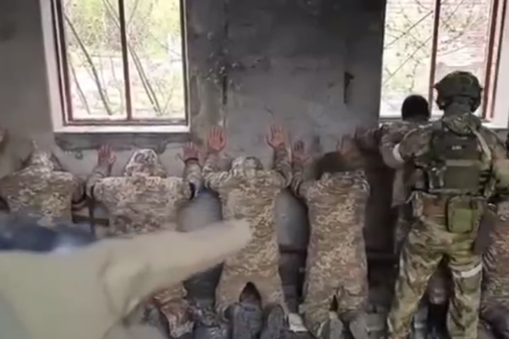 под авдеевкой взяли в плен. под авдеевкой взяли в плен. под авдеевкой взяли в плен. русские солдаты сдаются в плен на украине. фото разрушенного донецка.