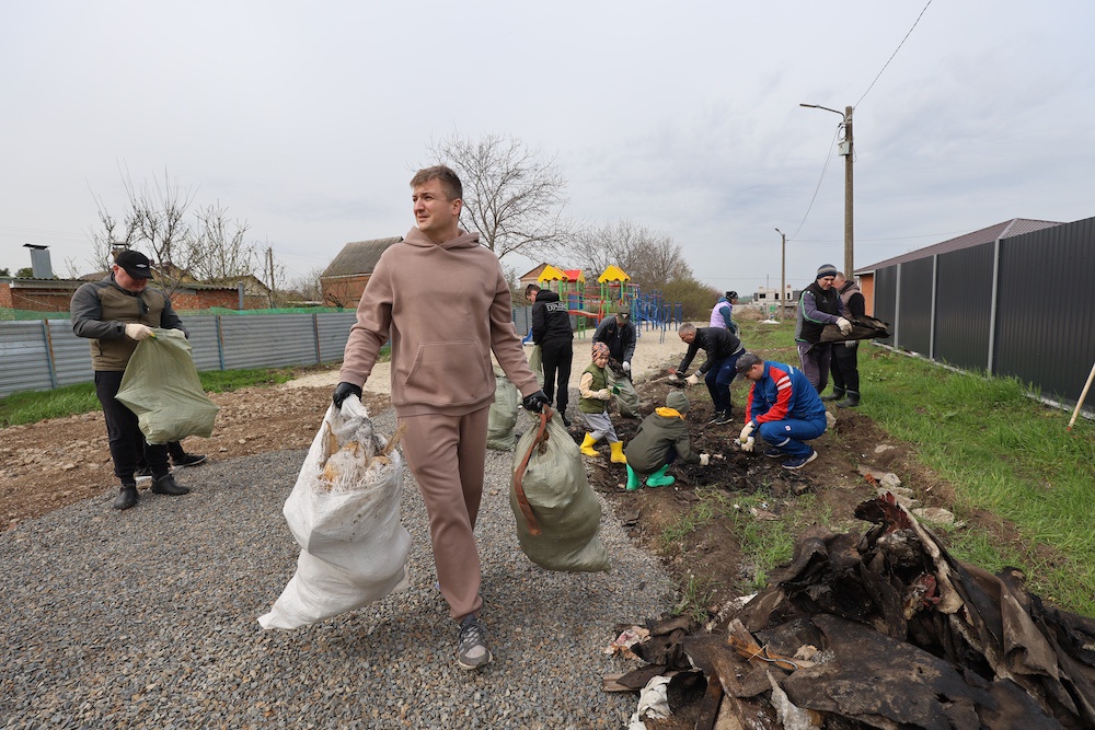 С приходом весны Сергей вместе с соседями регулярно устраивает "субботники" и наводит порядок в поселке