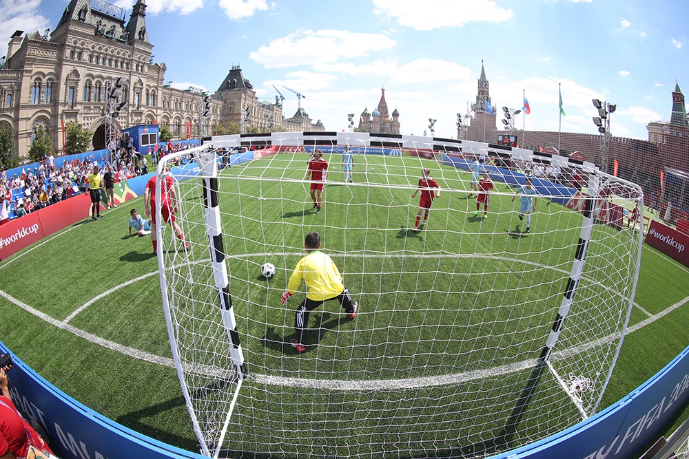 Д спорт рф. Футбол на красной площади. Мини футбол на красной площади. Спортивная победа. Путин играет в футбол на красной площади.