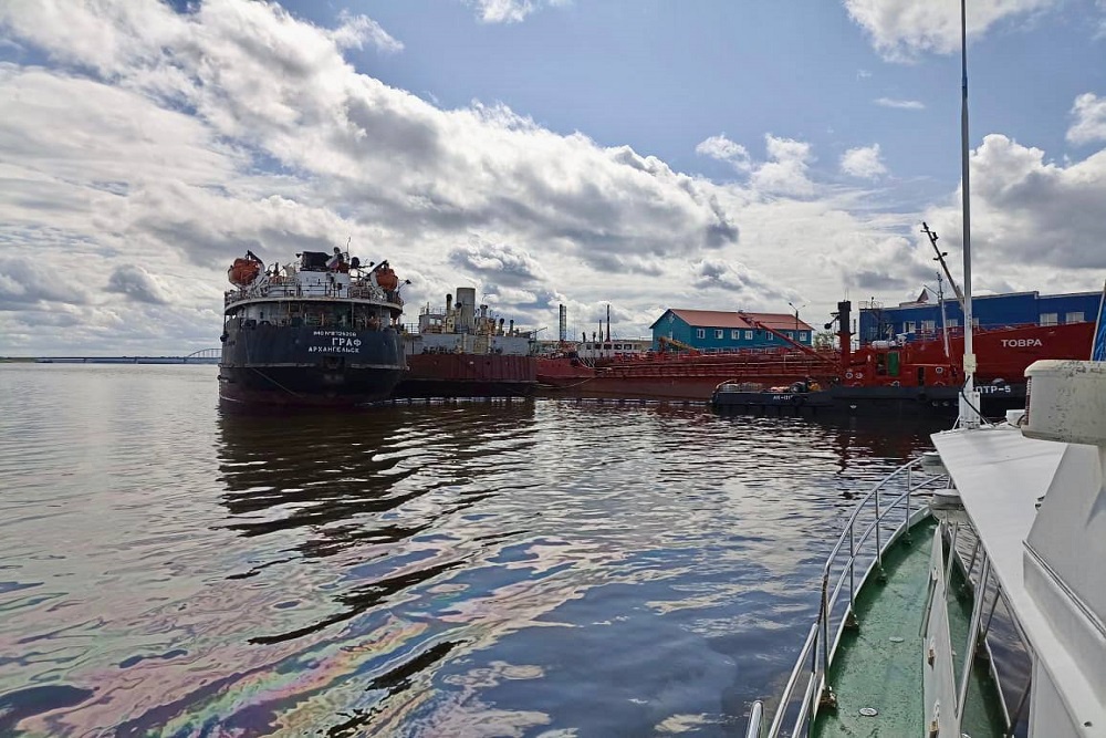 Основное пятно удалось "поймать" в боновое заграждение, из которого проводится сбор нефтепродуктов на судно. Основное пятно удалось "поймать" в боновое заграждение, из которого проводится сбор нефтепродуктов на судно.