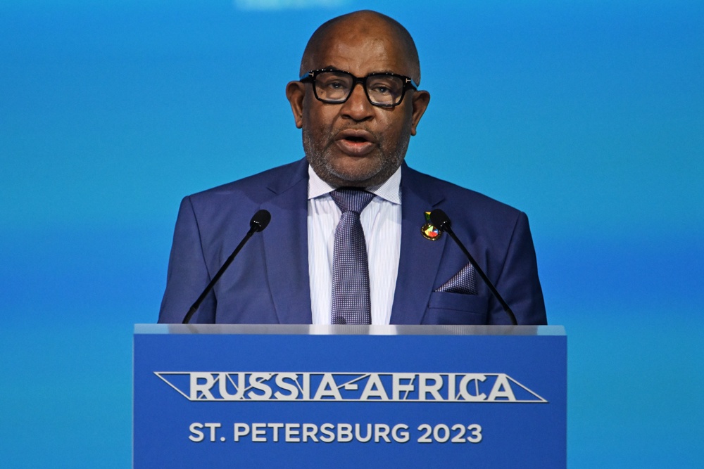 Глава Африканского союза и президент Коморских островов Азали Ассумани. Глава Африканского союза и президент Коморских островов Азали Ассумани.