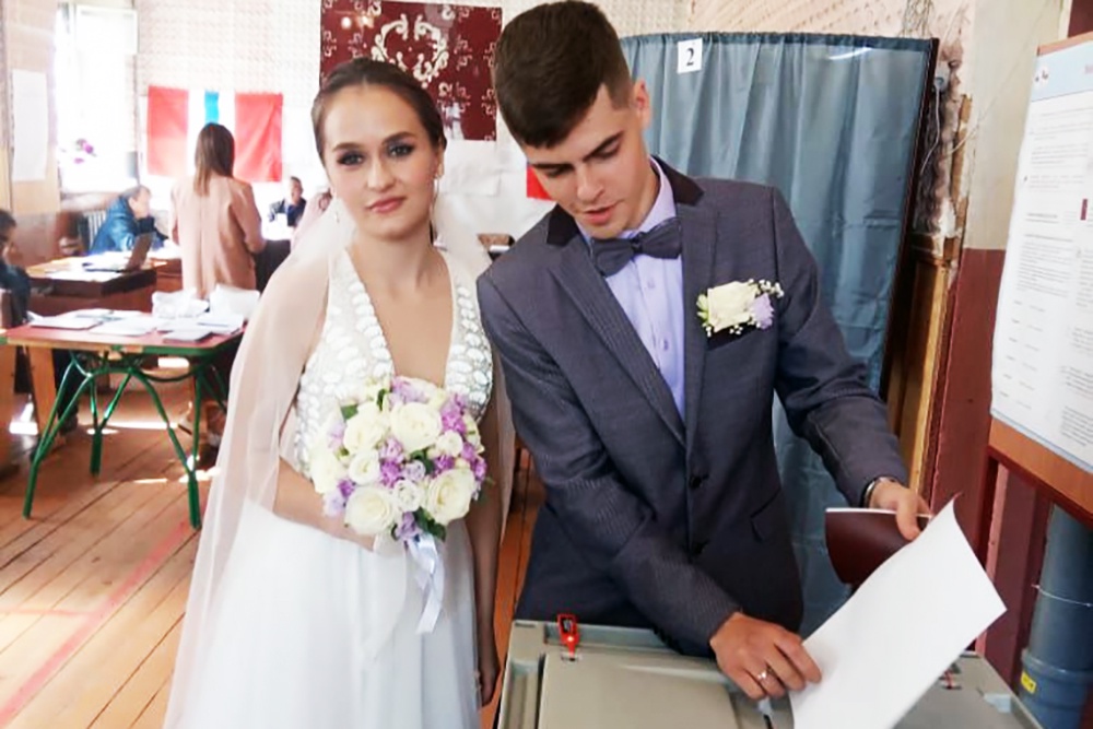 Загс пг. Молодожены пришли на выборы. Выборы в касимове 2022. Молодожены пришли на выборы. Молодожены пришли на выборы.