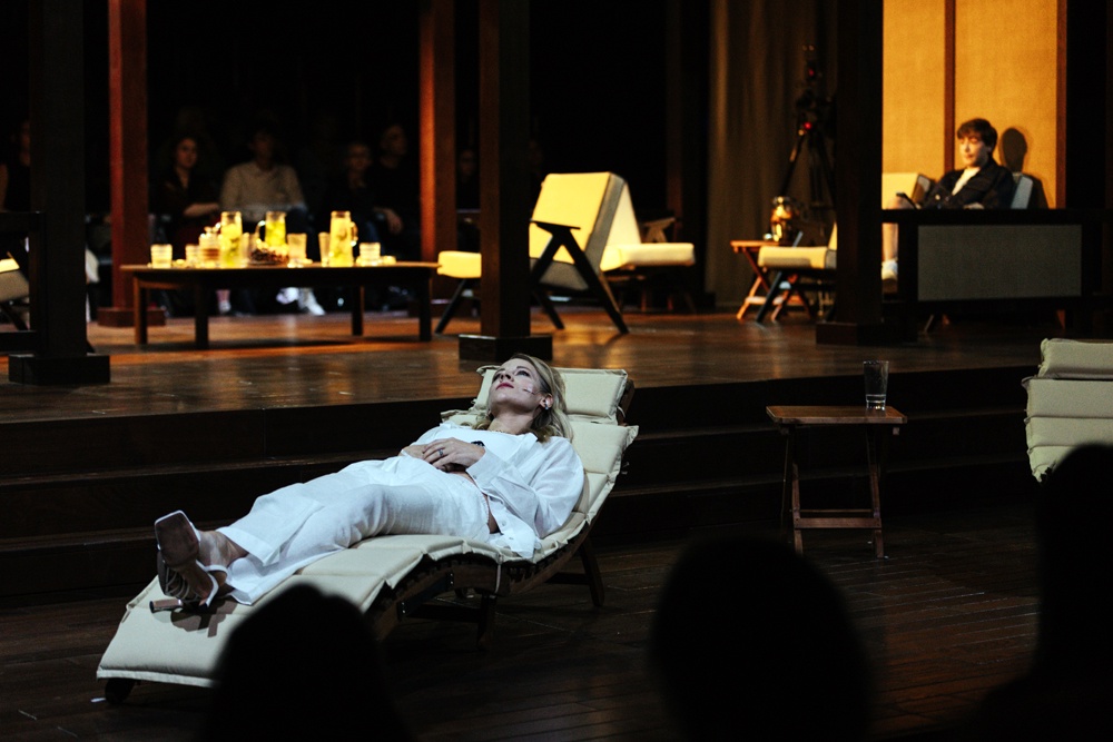 Богомолов поставил в Театре на Бронной спектакль о релокантах