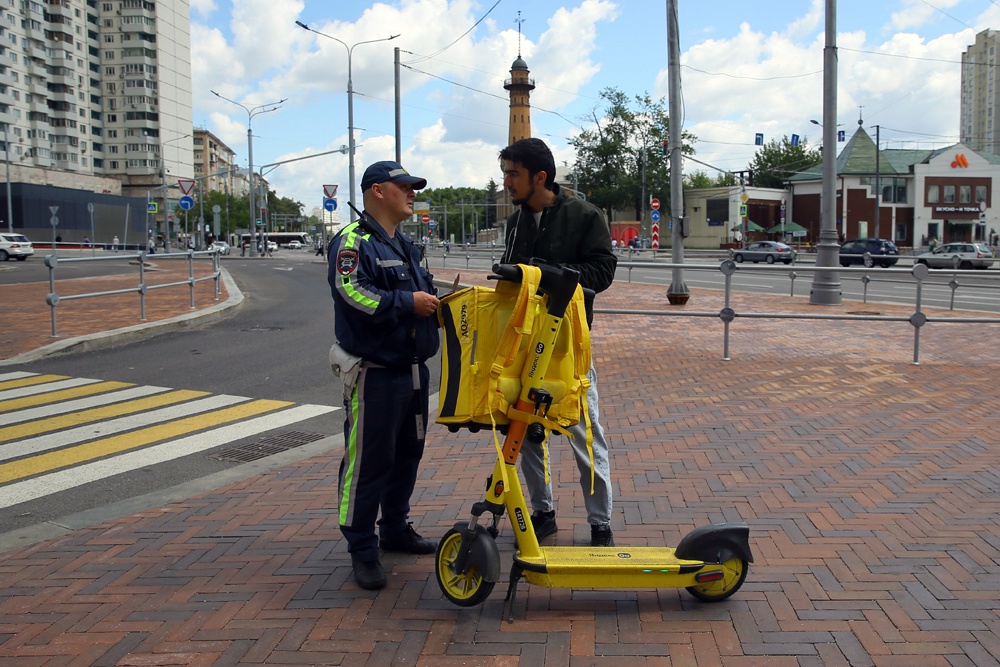Сможет ли инспектор проверить страховку у водителя самоката? Точно, что это случится не скоро. / Александр Корольков