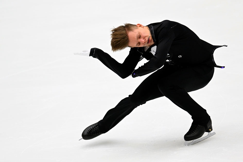 Евгений Семененко выступает с короткой программой в мужском одиночном катании на IV этапе Гран-при России "Идель" по фигурному катанию в Казани.