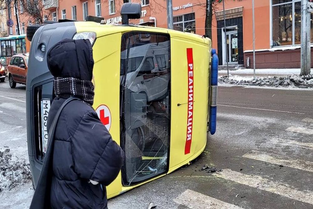 В Петрозаводске внедорожник протаранил машину скорой помощи ...