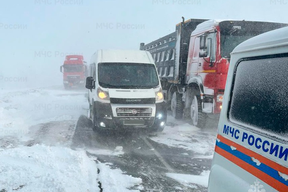 Сильные метели парализовали движение автотранспорта на дорогах Поволжья