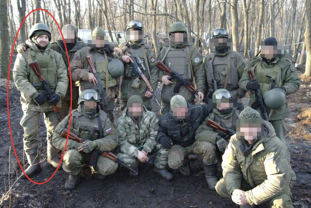 Тема семья на английском. Мой брат ученик на английском. Члены семьи на английском карточки. Сестра мультяшная. Мама папа по английскому.