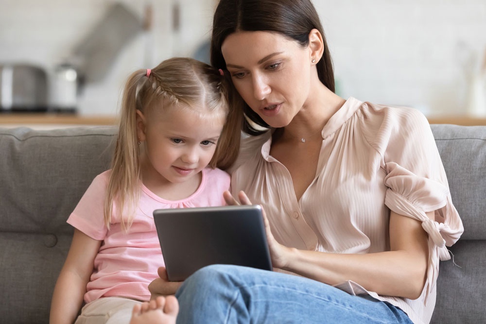 отчим франция 1981. отчим и дочь. озабоченная дочь. женщина с ребенком. родители и дети.