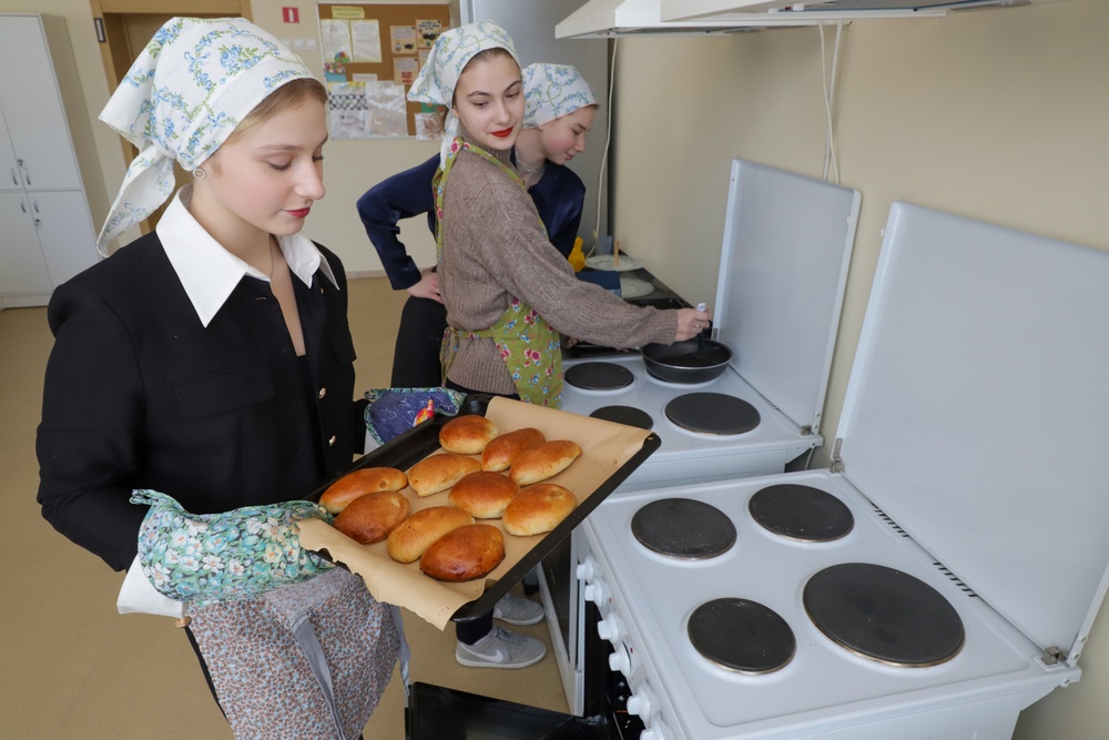 Раньше готовить умели все девочки, а сейчас? Раньше готовить умели все девочки, а сейчас?