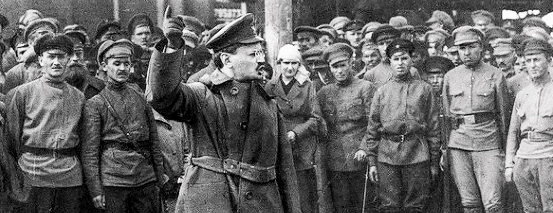 Председатель Реввоенсовета Л.Д. Троцкий проводит агитацию среди военных. 