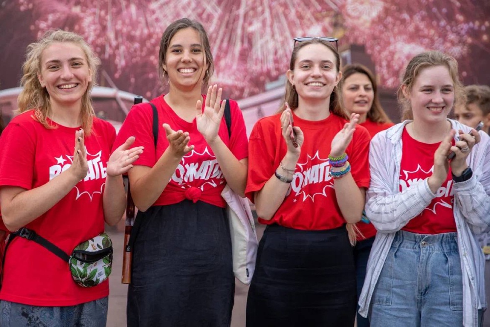 Особенную роль играют вожатые - под их присмотром дети в полной безопасности осваивают новые навыки. Особенную роль играют вожатые - под их присмотром дети в полной безопасности осваивают новые навыки.