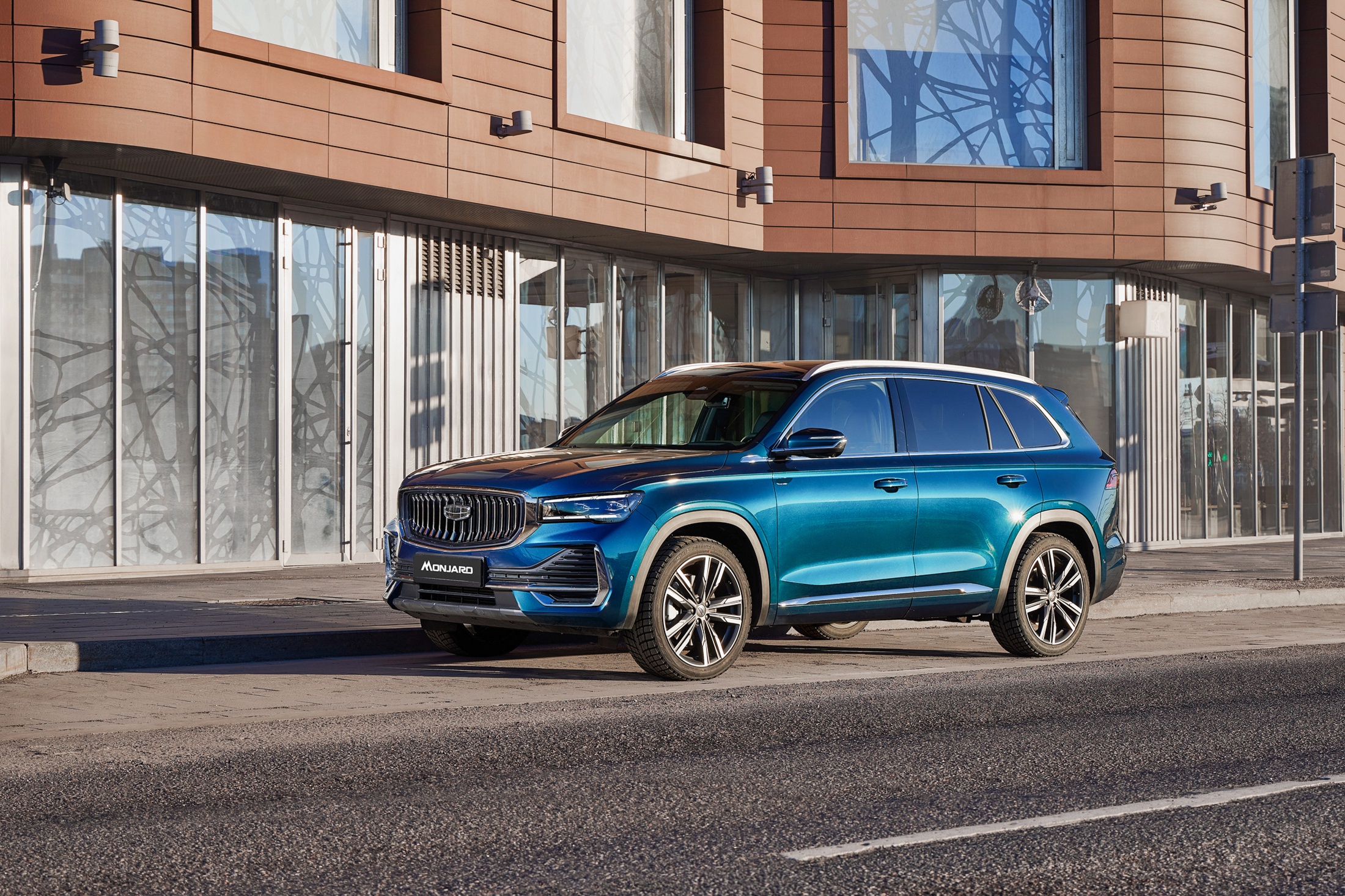 Эксперт "ЗР" Кадаков провел анализ и сравнил Geely Monjaro с Santa Fe и ...