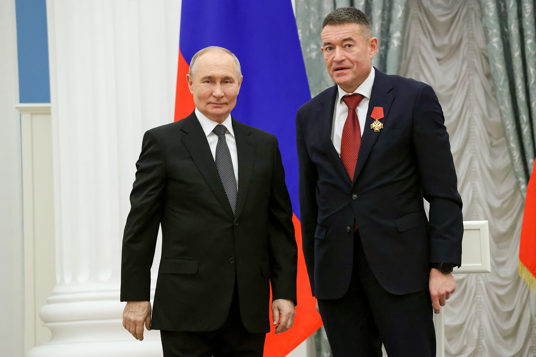 Владимир Путин и генеральный директор НМИЦ радиологии Министерства здравоохранения РФ Андрей Каприн, удостоенный ордена "За заслуги перед Отечеством" IV степени