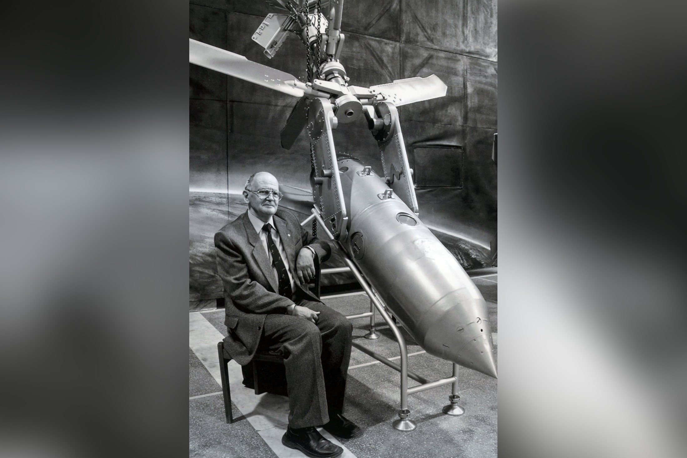Евгений Николаевич Аврорин рядом с "изделием" своего коллектива. 