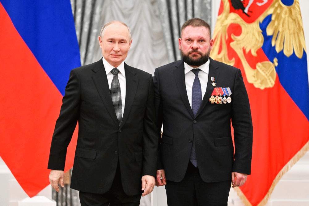 Путин наградил званием Героя России военкора Евгения Поддубного.