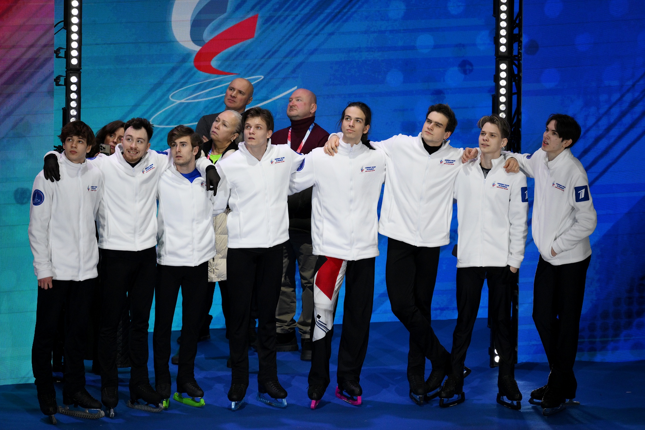 Участники личных соревнований мужского одиночного фигурного катания на чемпионате России по прыжкам 2025. Слева направо: Владислав Дикиджи, Дмитрий Алиев, Марк Кондратюк, Евгений Семененко, Петр Гуменник, Макар Игнатов, Глеб Лутфуллин, Николай Угожаев. Участники личных соревнований мужского одиночного фигурного катания на чемпионате России по прыжкам 2025. Слева направо: Владислав Дикиджи, Дмитрий Алиев, Марк Кондратюк, Евгений Семененко, Петр Гуменник, Макар Игнатов, Глеб Лутфуллин, Николай Угожаев.