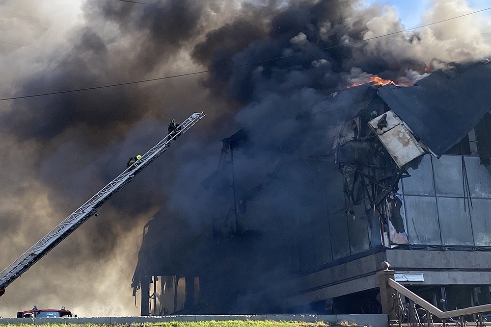 Огонь уничтожил здание ХМТ Огонь уничтожил здание ХМТ