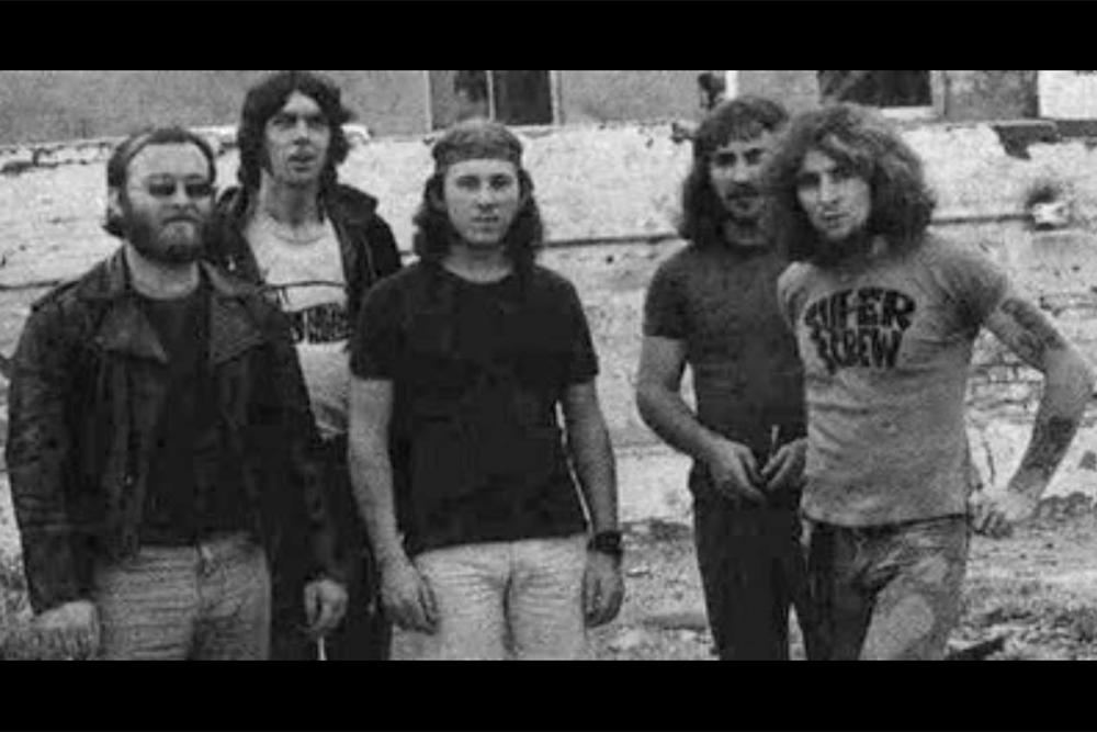 Fraternity: (Слева направо) Брюс Хоу, Мик Джурд, Джон Фримен, Джон Биссет, Бон Скотт. Fraternity: (Слева направо) Брюс Хоу, Мик Джурд, Джон Фримен, Джон Биссет, Бон Скотт.