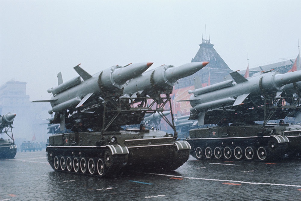 Колонна зенитных ракетных комплексов 2К11 "Круг" на Красной площади, 7 ноября 1971 года