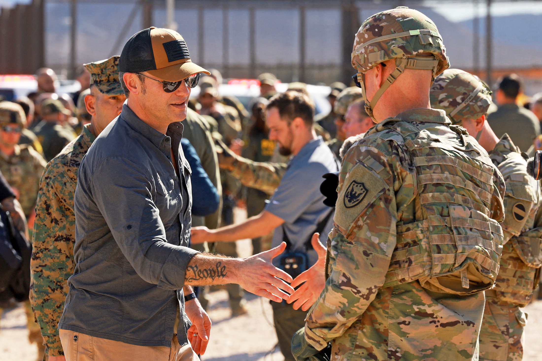 Министр обороны США Пит Хегсет приветствует солдатов на на американо-мексиканской границе.