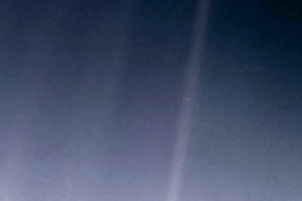 Это узкоугольное цветное изображение Земли, получившее название "Pale Blue Dot", является частью первого в истории "портрета" Солнечной системы, сделанного Voyager 1. Это узкоугольное цветное изображение Земли, получившее название "Pale Blue Dot", является частью первого в истории "портрета" Солнечной системы, сделанного Voyager 1.