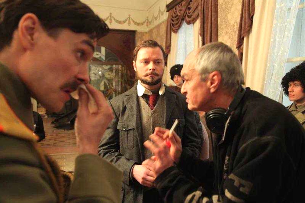 Сергей Снежкин (справа) на съемках фильма. Сергей Снежкин (справа) на съемках фильма.