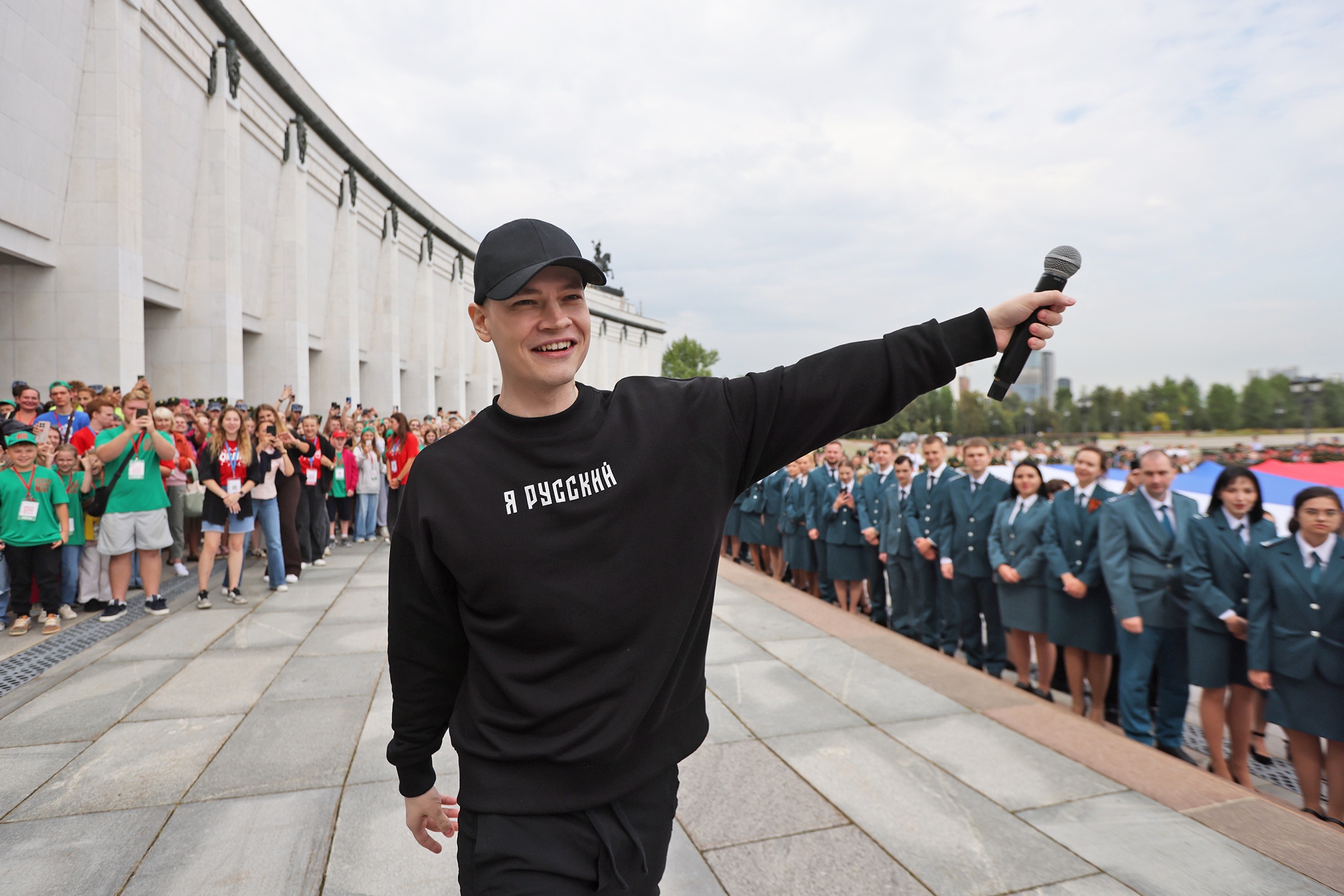 Певец Shaman (Ярослав Дронов) выступает на праздновании Дня Государственного флага перед Музеем Победы на Поклонной горе в Москве.