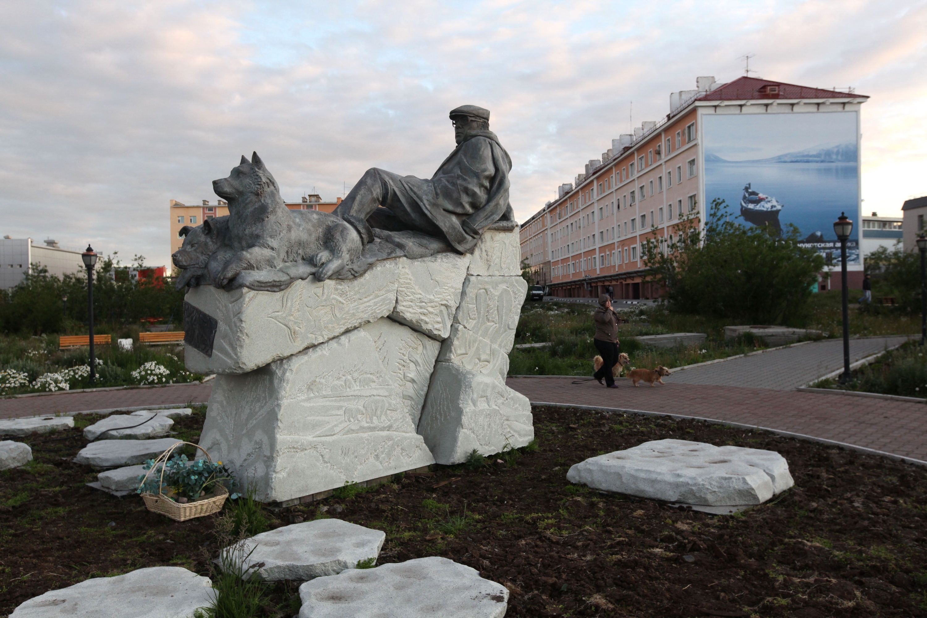 Памятник чукотскому писателю Юрию Рытхэу в Анадыре.