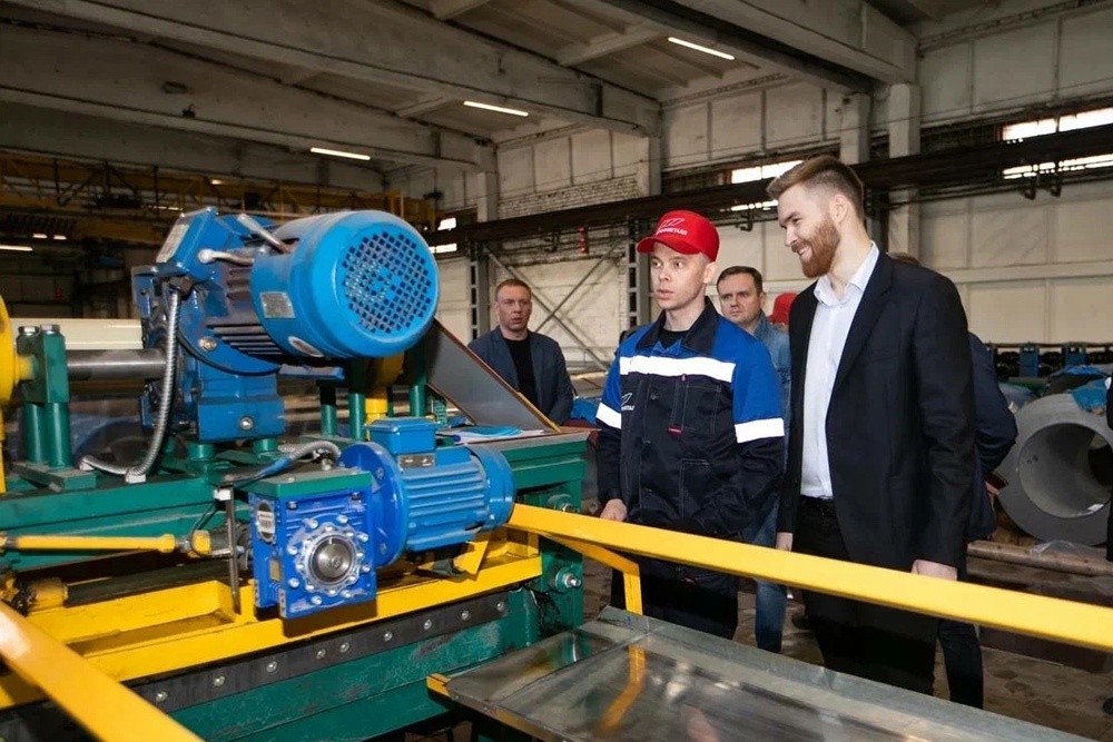 Игнат Петухов (справа): Цель нашей политики по выращиванию экономических чемпионов - в том, чтобы мелкие предприятия становились средними, а средние - крупными.