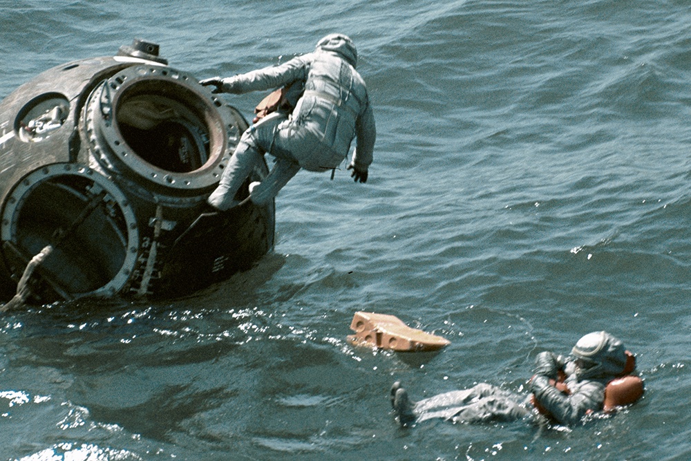 Космонавты Василий Лазарев и Олег Макаров тренируются в Черном море.