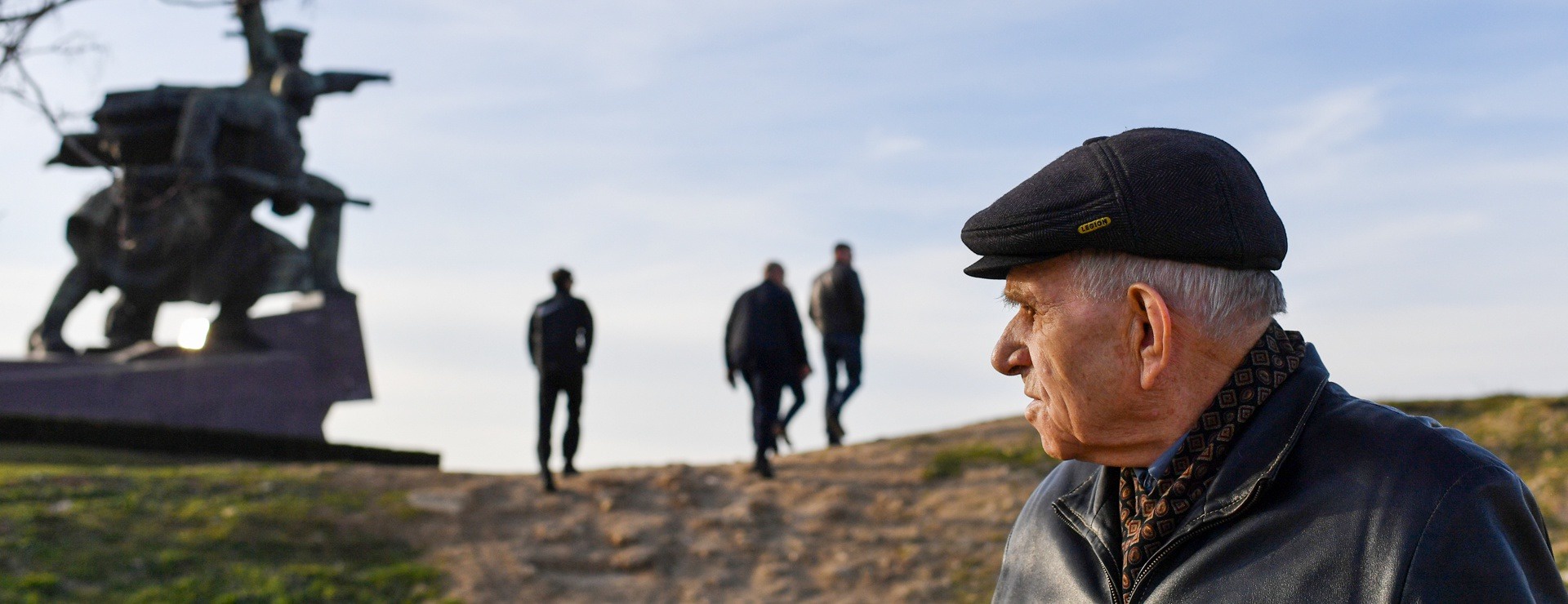 Михаил Степанович во время прогулки по Севастополю. Михаил Степанович во время прогулки по Севастополю.
