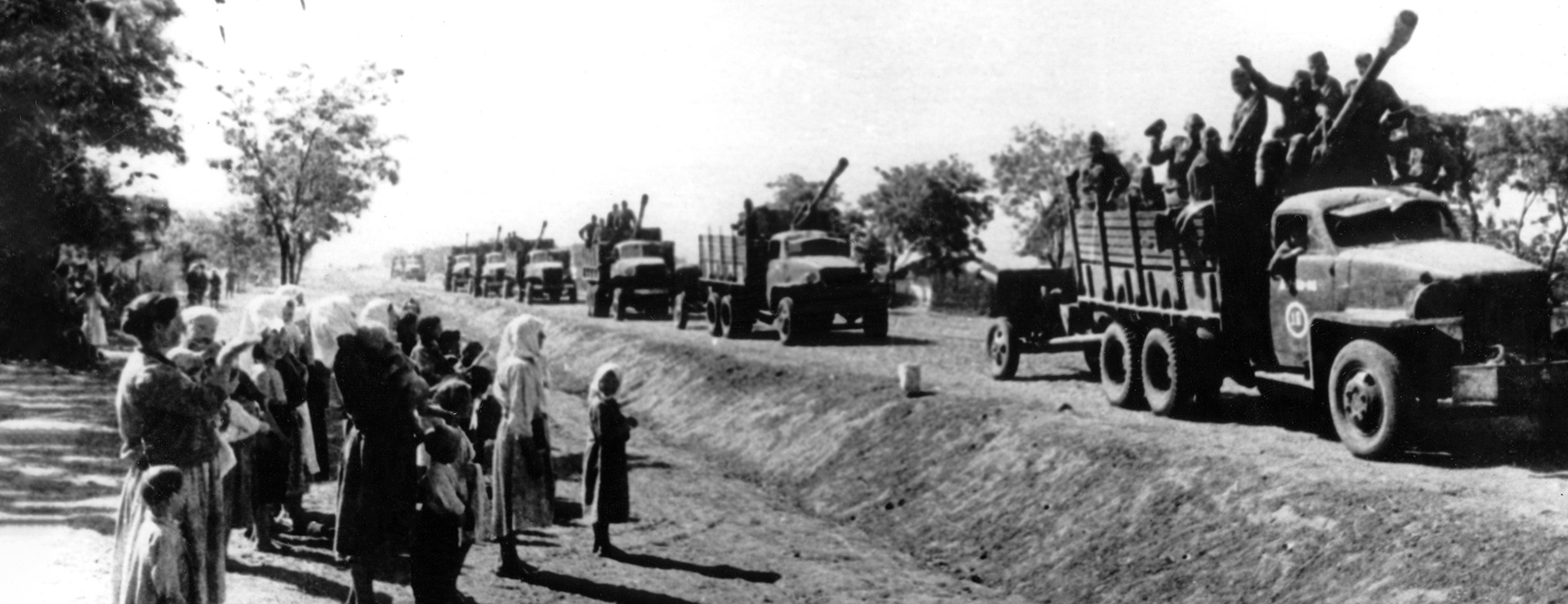 Румыния. Советские артиллеристы, проезжающие через один из населенных пунктов в ходе Бухарестско-Арадской наступательной операции Румыния. Советские артиллеристы, проезжающие через один из населенных пунктов в ходе Бухарестско-Арадской наступательной операции